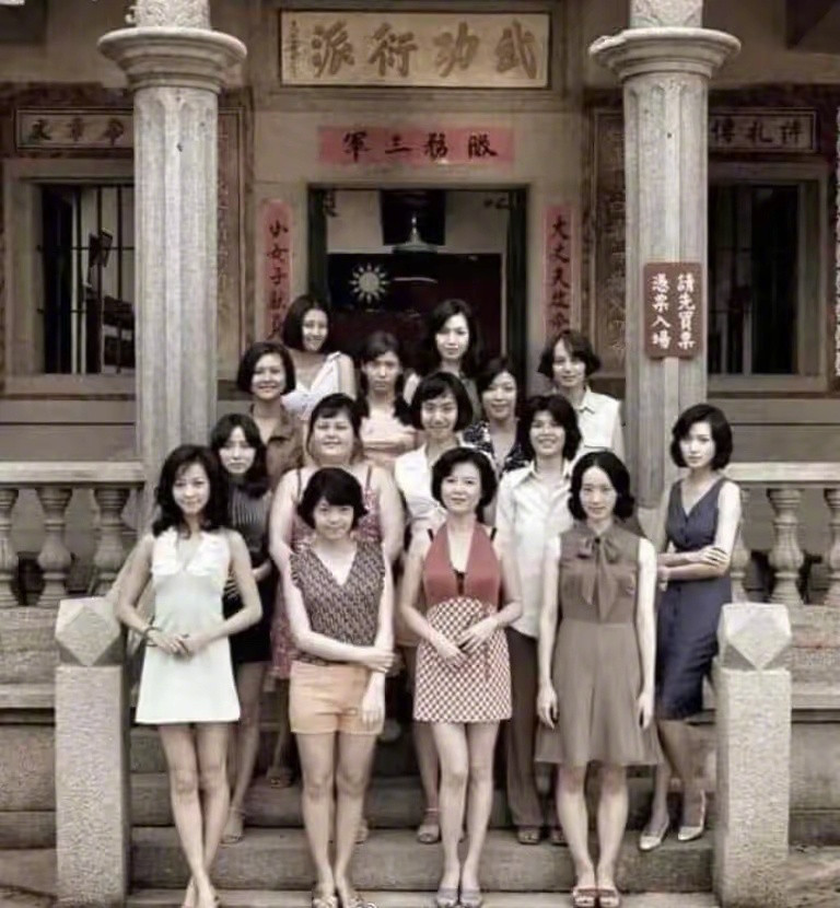 国民党的军中乐园，上联：大丈夫效命沙场磨长枪，下联：小女子献身家国敞篷门。​​