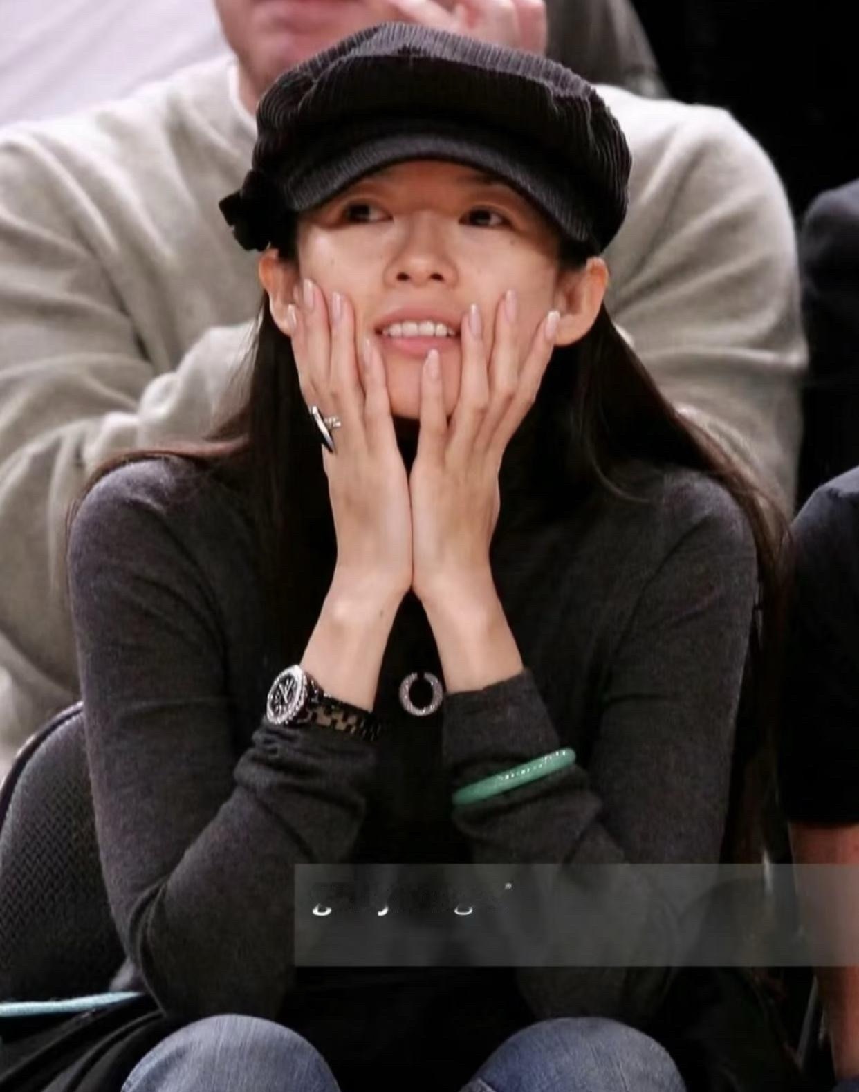 章子怡太绝了！翻看老照片，在好莱坞时期，身边是百亿富豪男友，腕间松松垮垮戴着一只