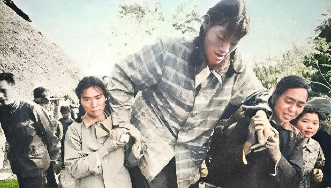 这位中国第一女巨人名叫曾金莲。她出生时有八斤多重。这与许多刚出生的孩子相比并不出