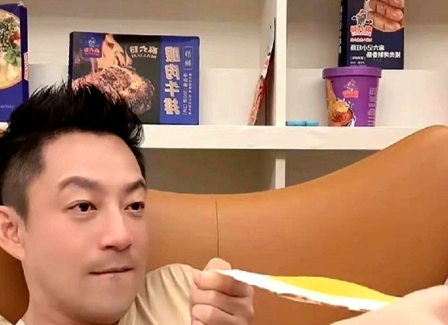 汪小菲回台北那72小时，简直绝了。40个小时直接趴地上当地板砖，任凭5岁儿子骑在