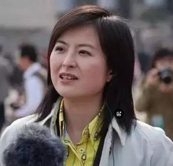 2002年，张泉灵在阿富汗10几天没洗澡，浑身酸臭难受。她突然朝1位阿富汗男人大