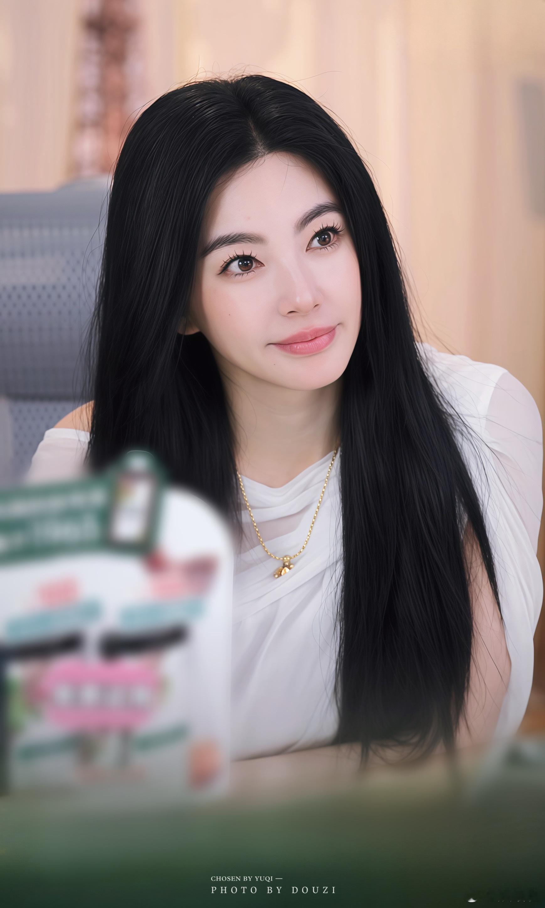 张雨绮这组图真的绝了！白衬衫+黑长直，干干净净一张脸，眼神却带着点小狡黠的笑意，