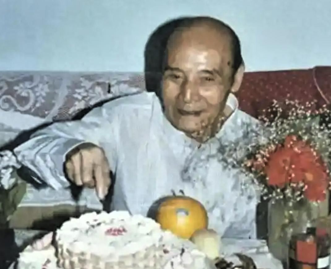 胡均鹤生于1907年，祖籍江苏吴县，1993年离世，是近代隐蔽战线中一生经历极为