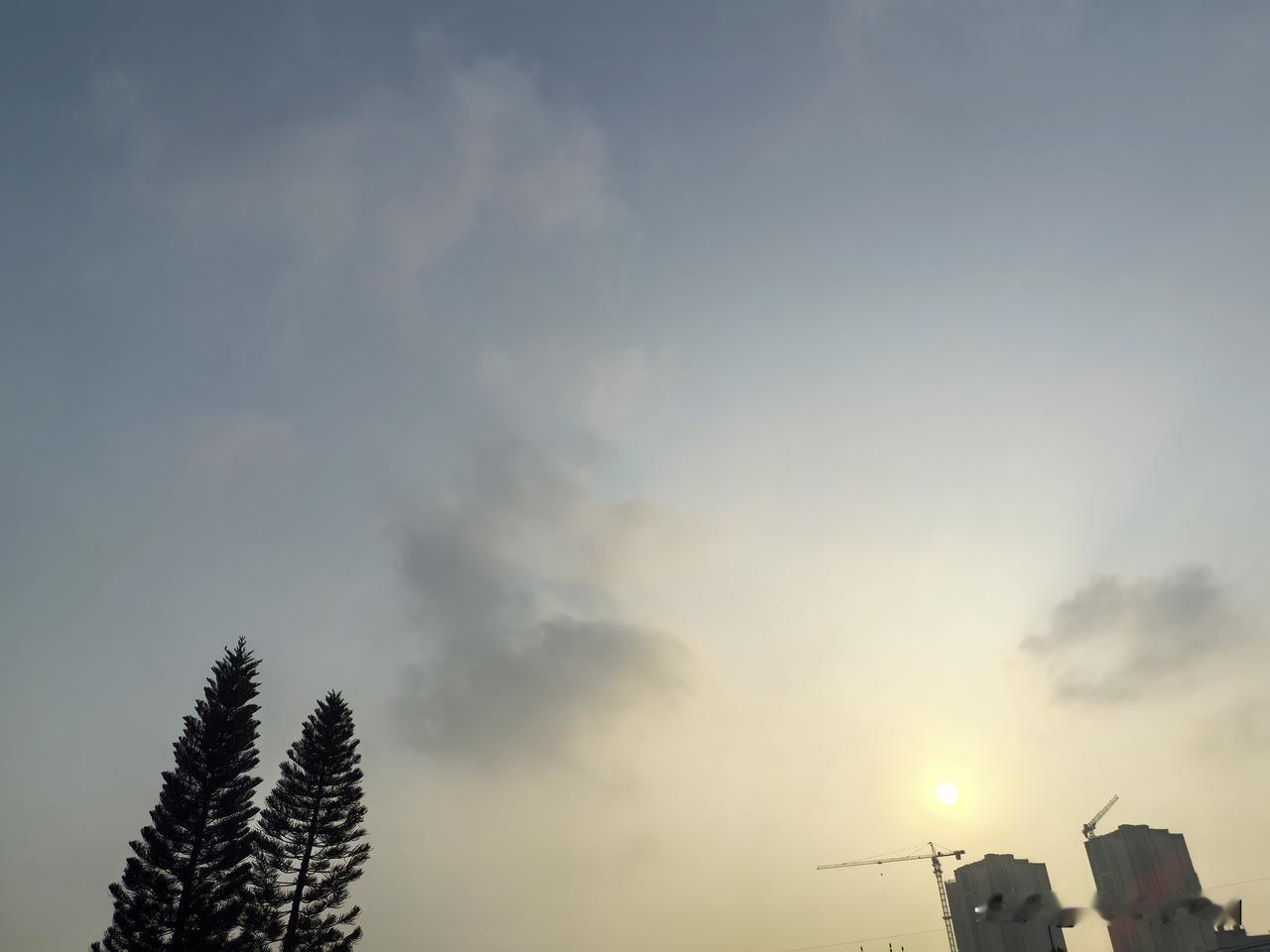 周二起广东迎大风降温天气！今年首场大范围寒潮来袭，下周广东气温急速下降，粤北