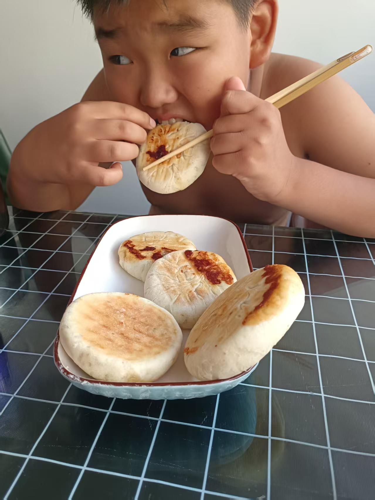 美食家！小朋友在吃饭，你看那个可爱的样子，真的让人忍俊不禁。看了这个图片，我