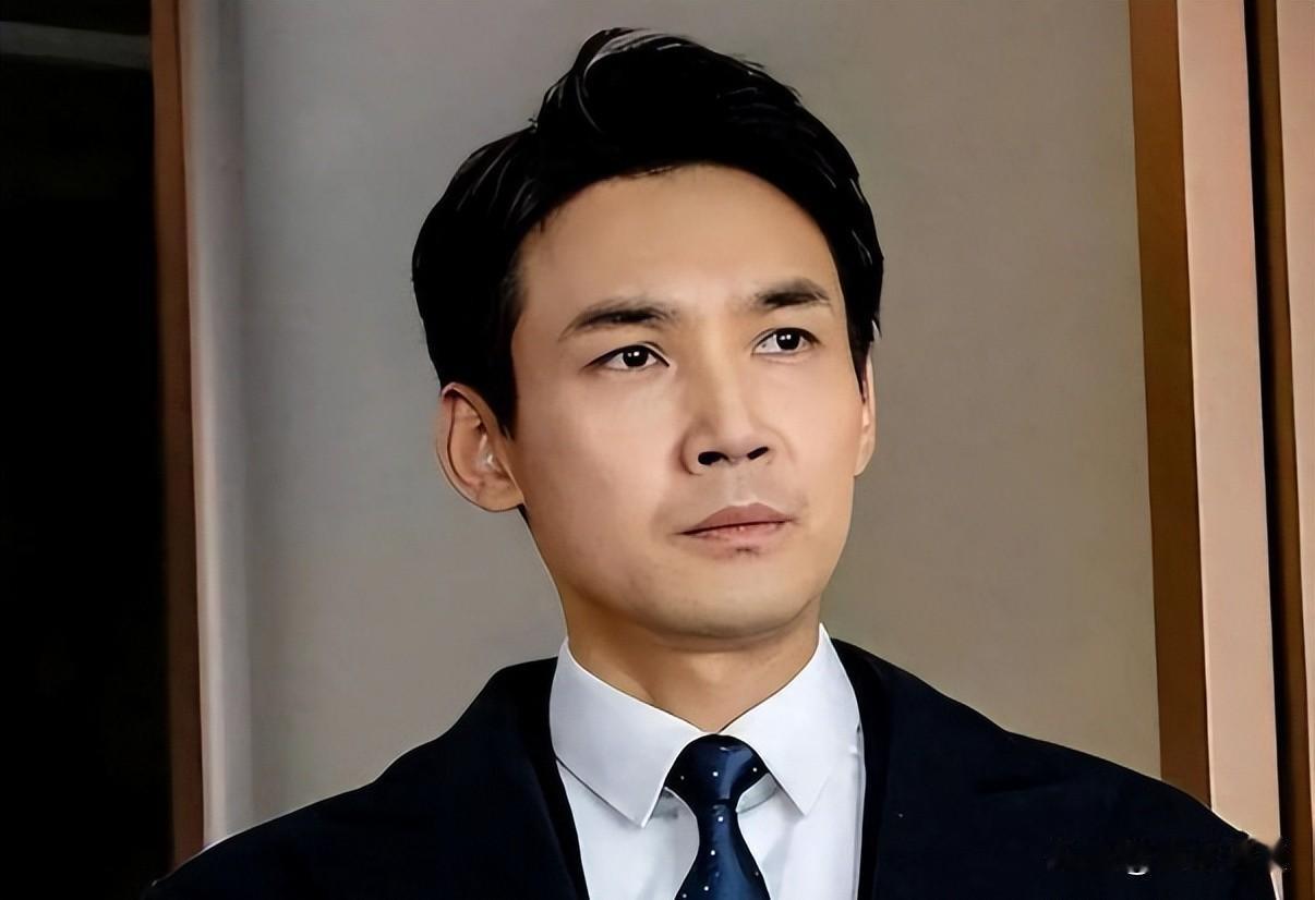 张铎突然火了，全网都在问为什么，他明明早就不年轻了，46岁才被当成新人捧。其实