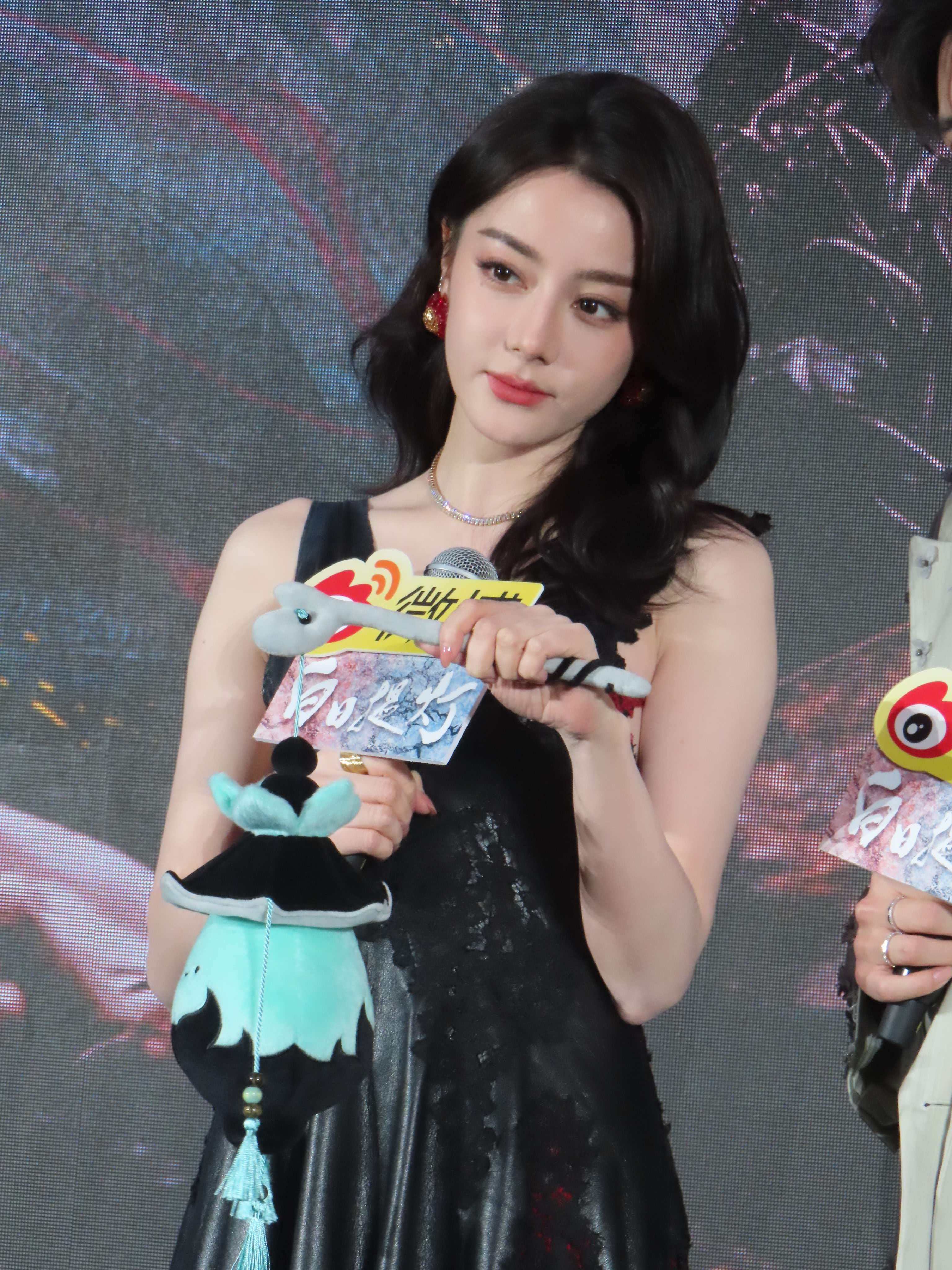 迪丽热巴Q版万灵灯真的被可爱到失语！Q版万灵灯软fufu的，握在热巴手里格外和