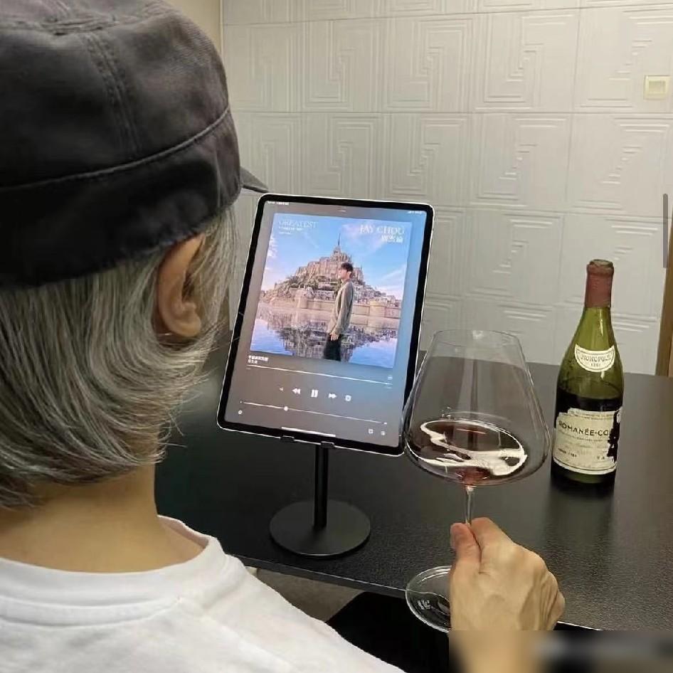 周星驰非常喜欢喝红酒，而且是很高端的那种。真的到了中年才懂，这才是把“喝酒”