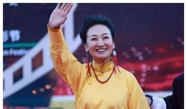 1995年，哈斯高娃向腾格尔提出离婚，其中很重要的一个原因就是：腾格尔的酒瘾太大