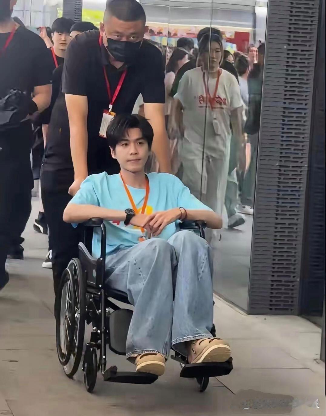 哎呀妈呀，唐艺昕老公变化忒大了！瘦了好多，差点没认出来。你能认出他不？