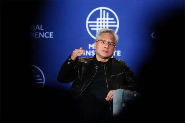 中国不购买美国英伟达的E200芯片，黄仁勋下定决心彻底不装了。他公然表态，中方不