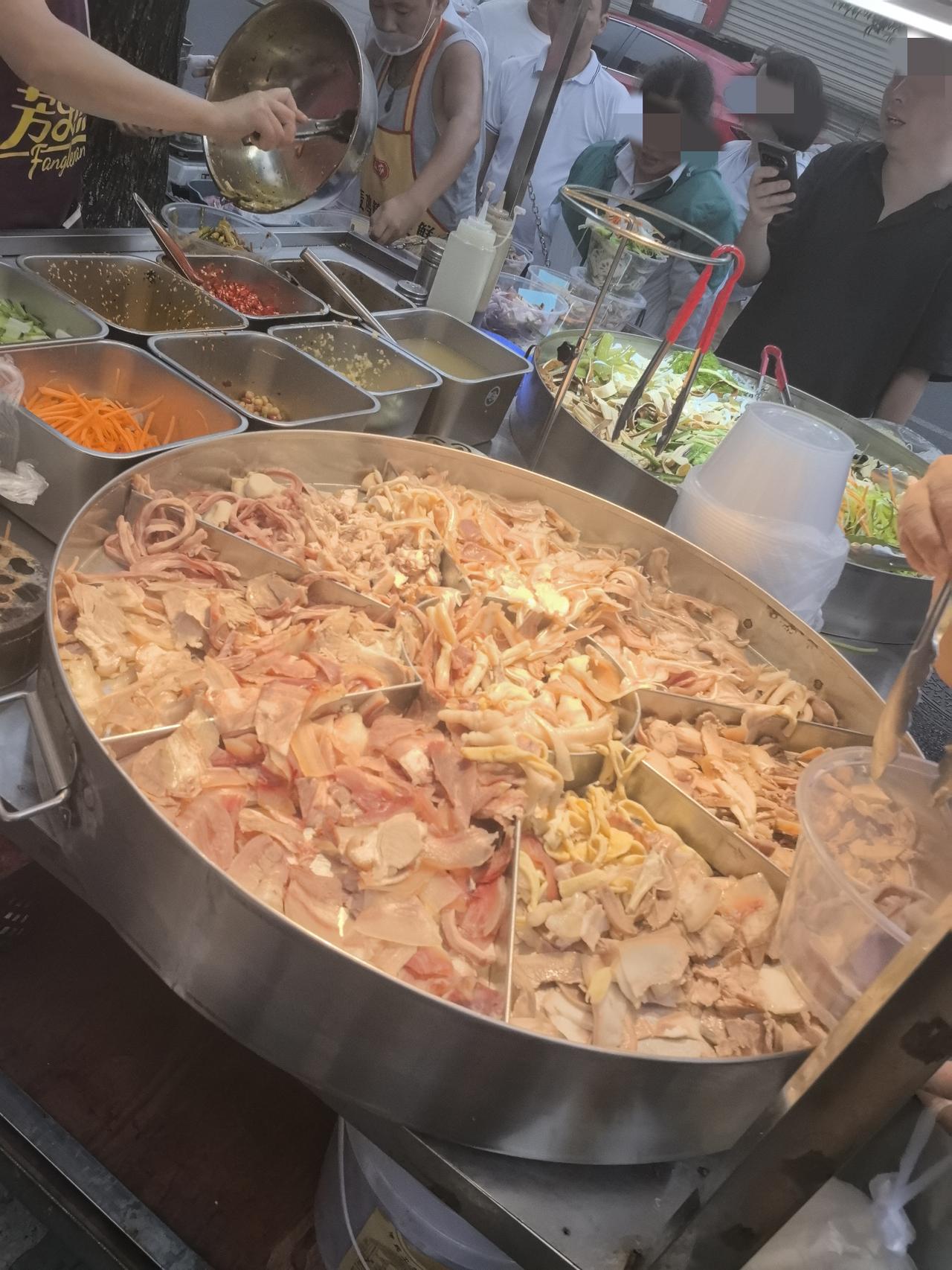 现在成都菜市场经常看见这种卖凉拌菜的小摊。两个大圆盘，一个装荤菜，一个装素菜。