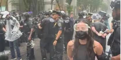 美国乱了，从洛杉矶蔓延到纽约，加州州长纽森列出特朗普四大罪状:1