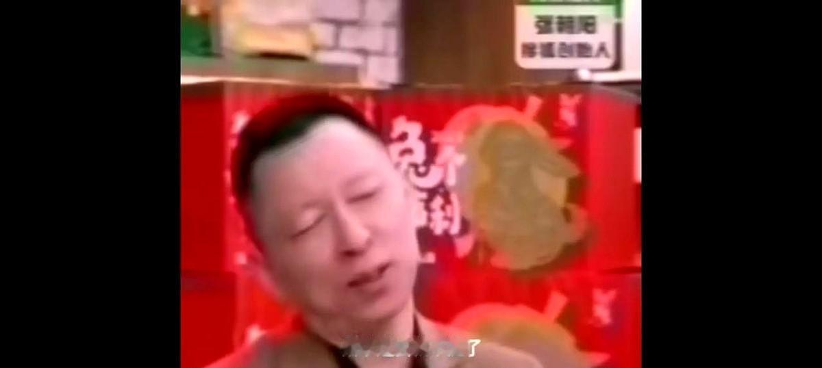 董宇辉把话筒递给张朝阳，身体微微前倾，满眼都是对一个“学神”履历的好奇。他一口