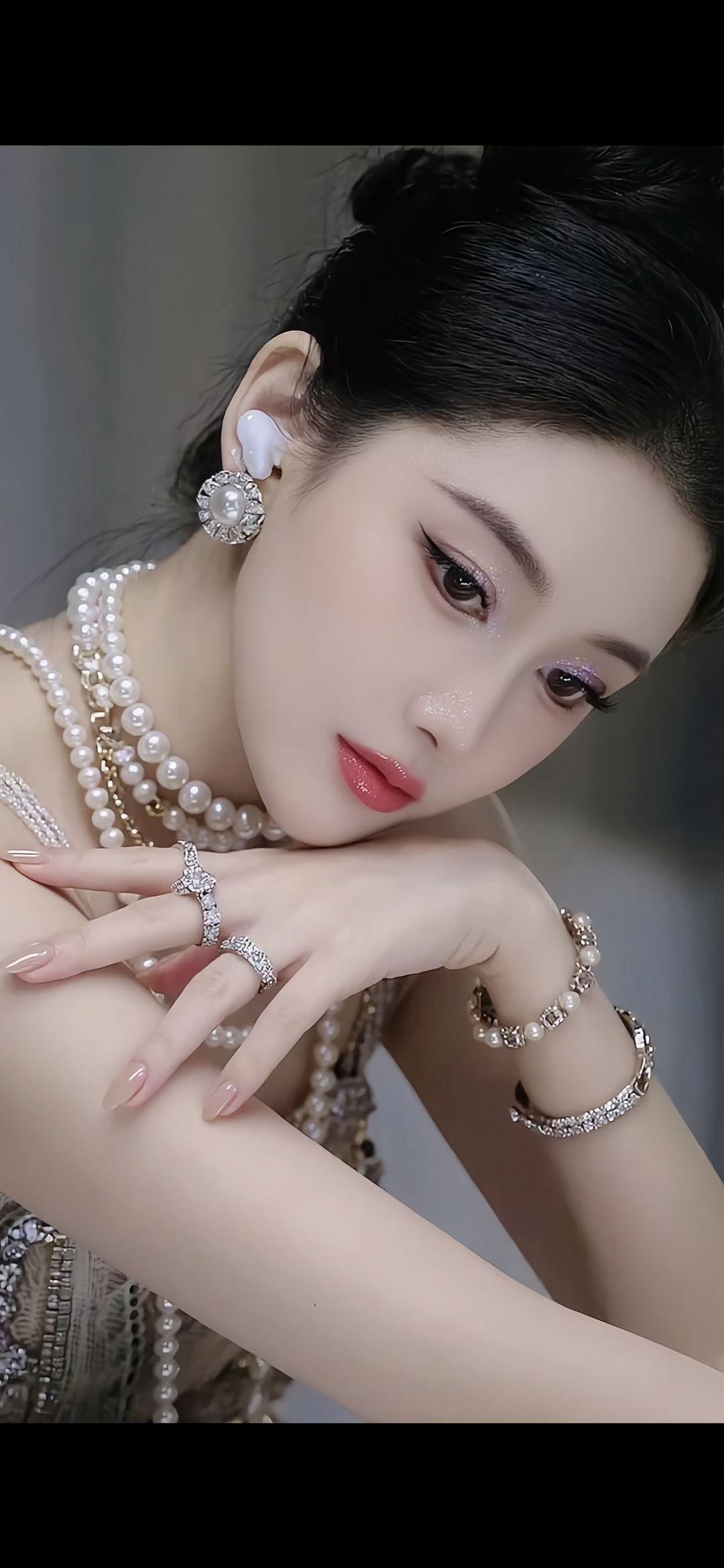 滇中小熬奢华珠宝总能让人瞬间散发优雅气质。就像向涵之拍清纯甜美写真时，一身白色无