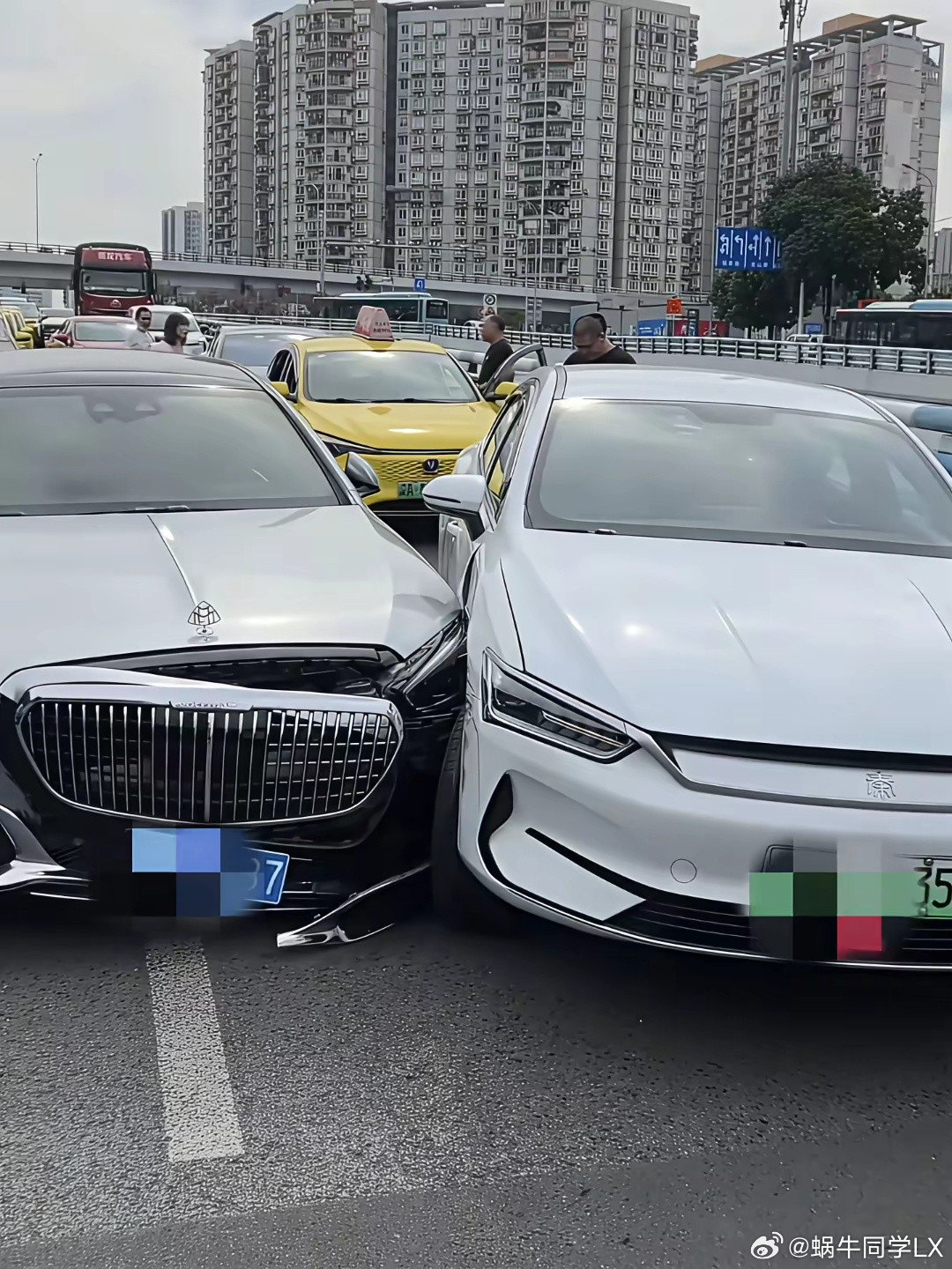 比亚迪秦撞上奔驰迈巴赫，奔驰车头下划的是虛线，所以这起事故，是谁的责任？​​​