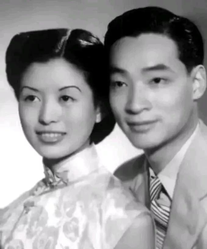 2005年，92岁的翻译家冯亦代弥留之际，紧握着妻子黄宗英的手，颤声说出一个