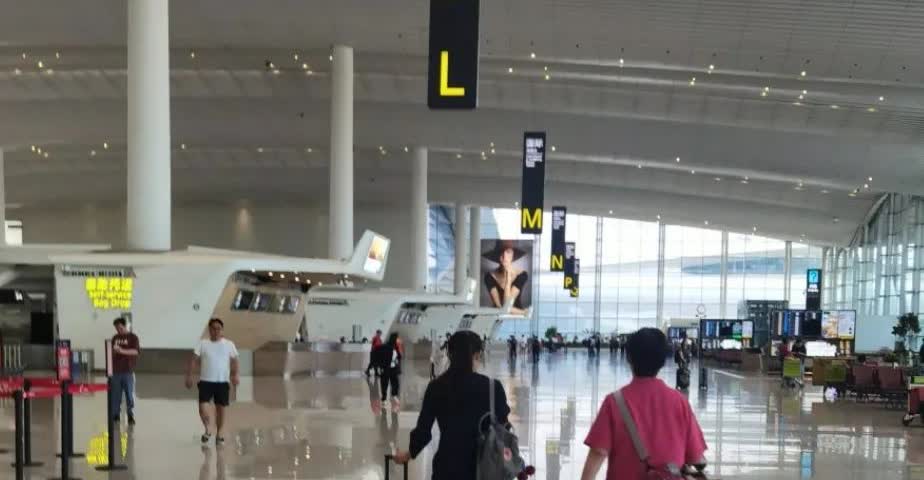 深圳机场托运榴莲被禁止，女士与同事2人当场狂吃3个榴莲。6月21日，深圳