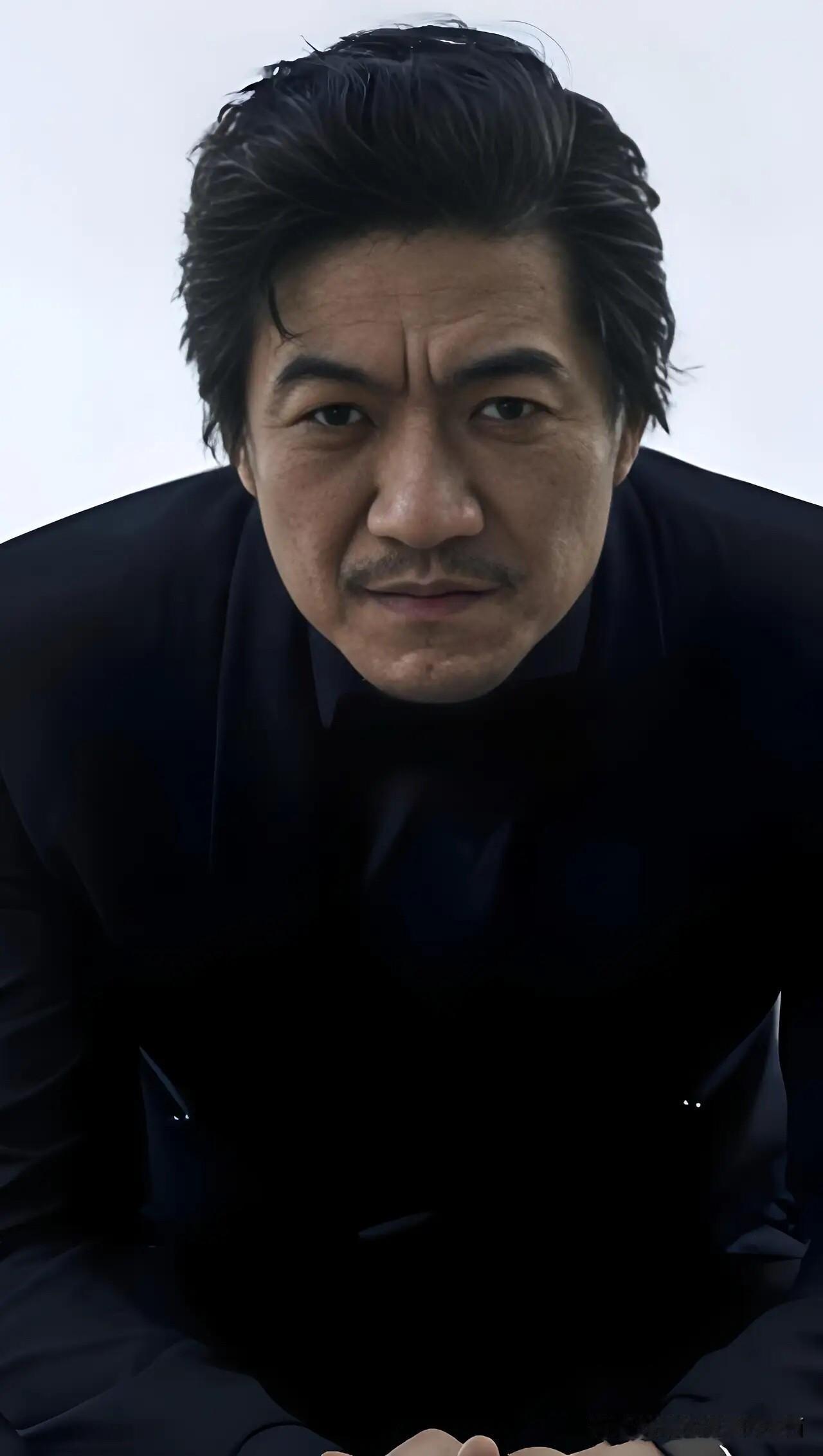 这个男演员长相不算帅气，第一眼看着不起眼，但他演的戏很不一般，很多配角都是他演的