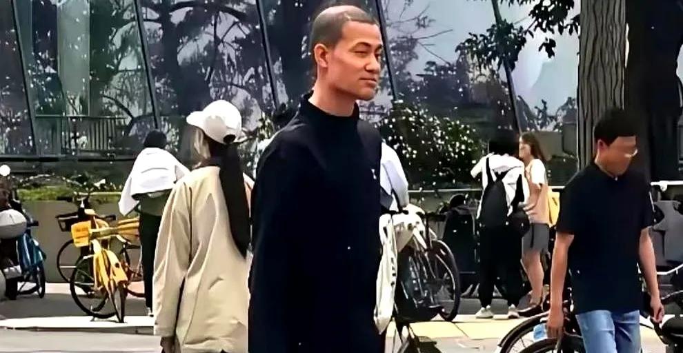 北大韦东奕又被围观了。板寸了，乱发没了，手里那瓶矿泉水也不见了，换成个花布袋。