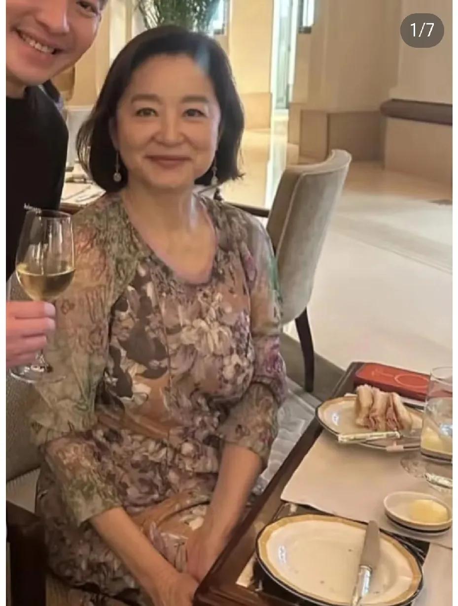 林青霞吃饭被偶遇，70岁没有整容选择优雅老去。很多年了总是见她一个人，看不见她的