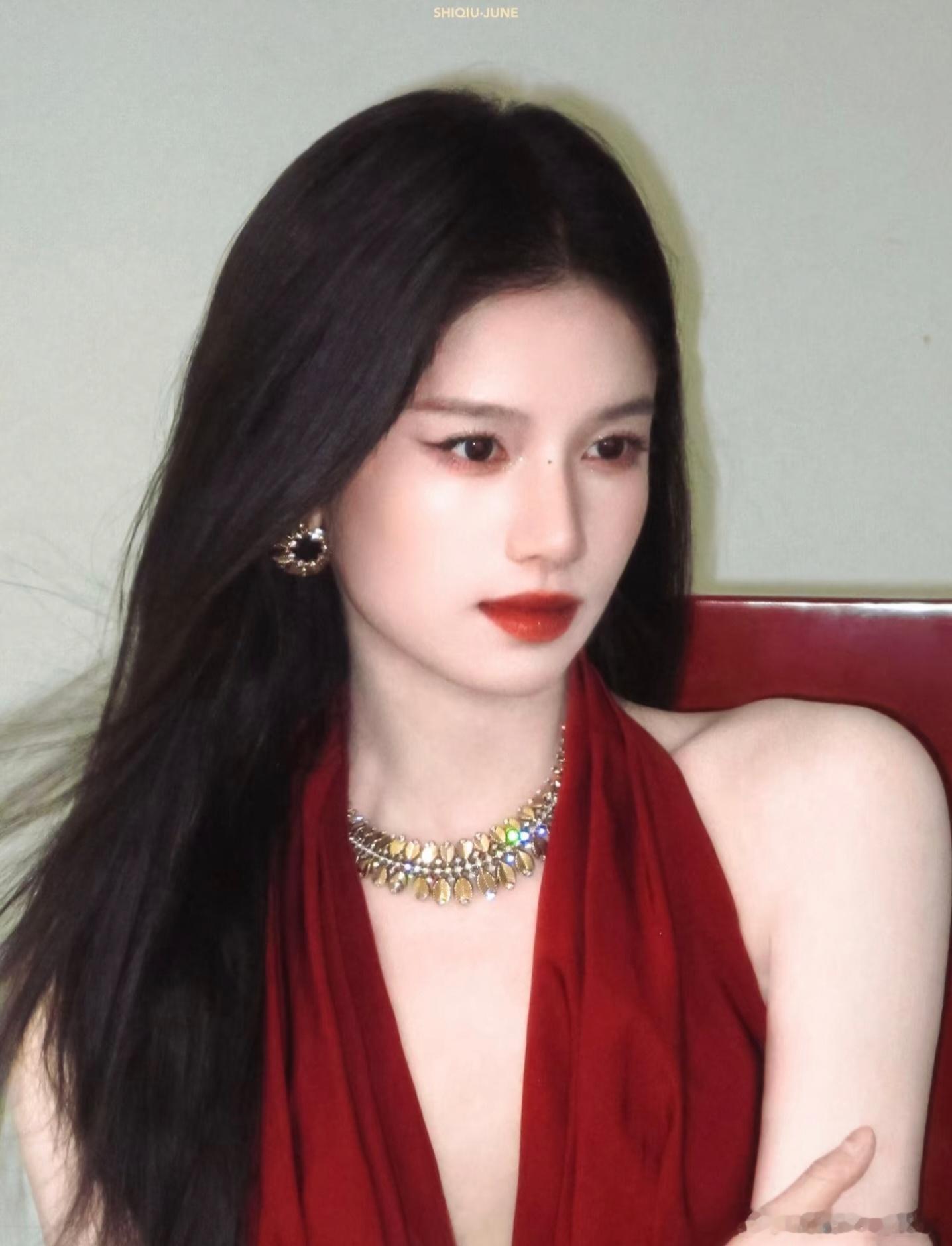 张婧仪一出现，我的目光就会自动跟随，她好美好有气质～