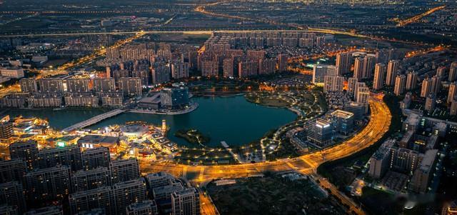苏州楼市：作为苏州第一梯队的玲珑板块，去年房价从6.1万跌到5.4万，每平直