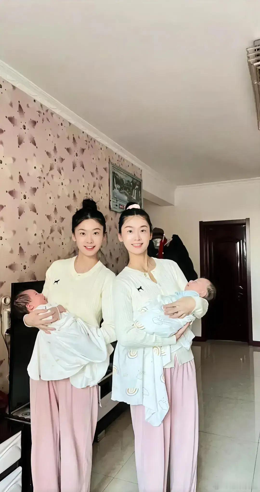 双胞胎姐妹怎么做到同步怀孕，同步生娃的？​​​