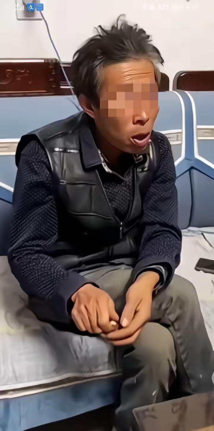 这才是真正的父爱如山！这个篮子看起来像60岁了，其实他只有43岁，但是为了让儿