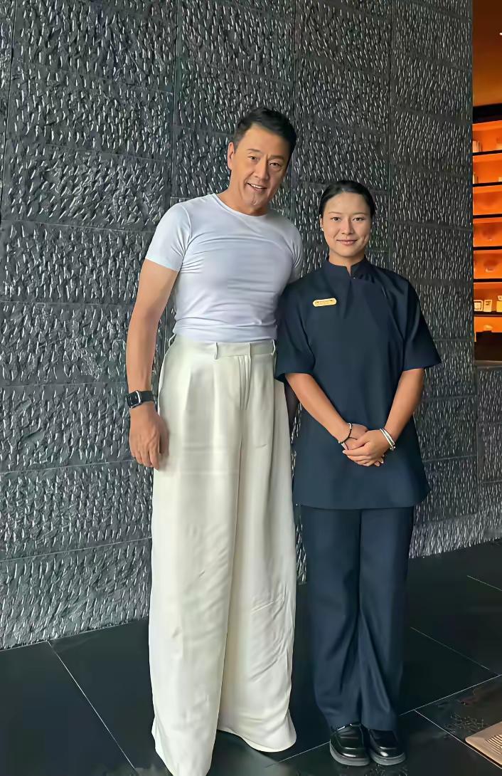 差点没认出来，电视里看着很一般，没想到现实中这么大只。[捂脸哭]