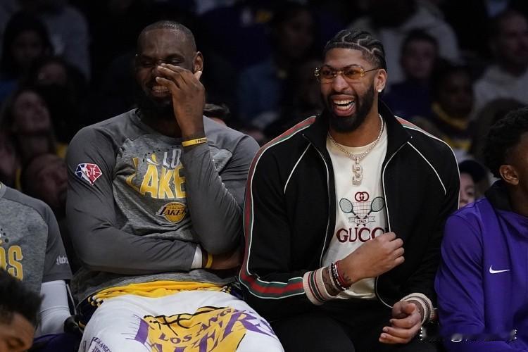 霍里真敢说啊前NBA球员罗伯特-霍里今日在一档节目中谈到了詹姆斯，他说：“勒