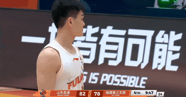 高诗岩被驱逐前给裁判点赞？这波操作我看懵了！家人们，今晚CBA山东打福建这场