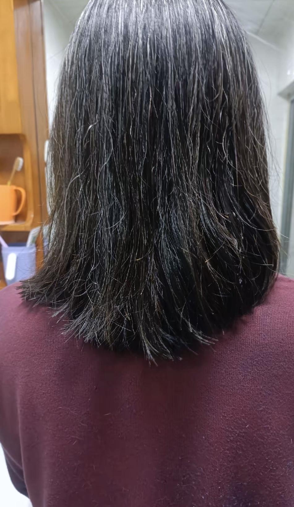 奶奶以前总说“贵人不顶重发”，当时没当回事。后来发现周围头发浓密的人，确实多数挺