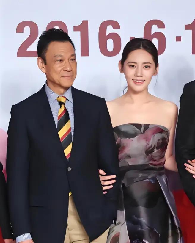 2011年，65岁的王学圻做出了一个震惊圈内外的决定，不顾结婚40年的发妻孙昌宁