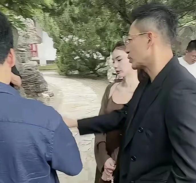 以前汪小菲是非常爱那两个娃的，正因为如此才被前妻拿捏！ 组织新家庭了，又有点