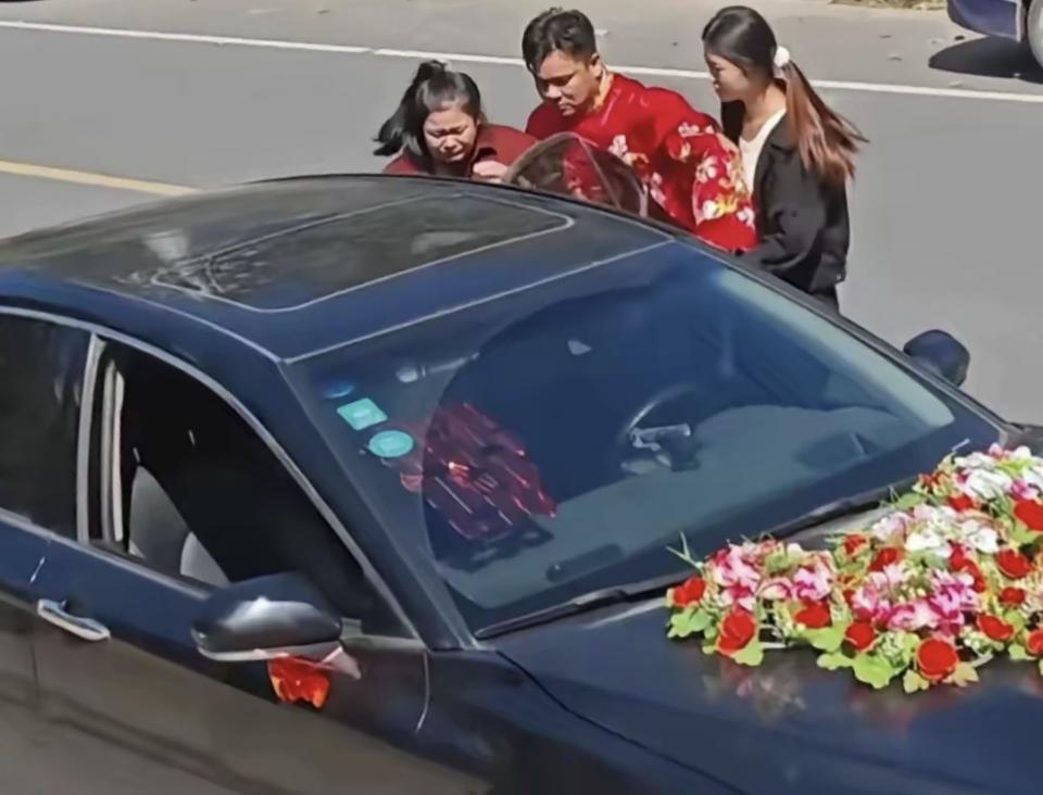 山东菏泽新娘婚礼日穿婚纱跑路，村口围车要12万下车礼警察到场事发在6月30日，