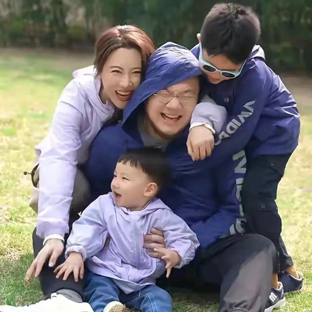 宋丹丹唯一的宝贝儿子巴图幸福的一家人。巴图媳妇明星亲子日常