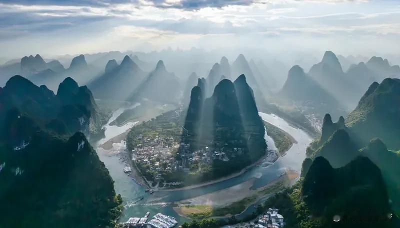 看到“山重水复疑无路”这句上联，就感觉像置身于曲折山林中，前路迷茫。有几个下联