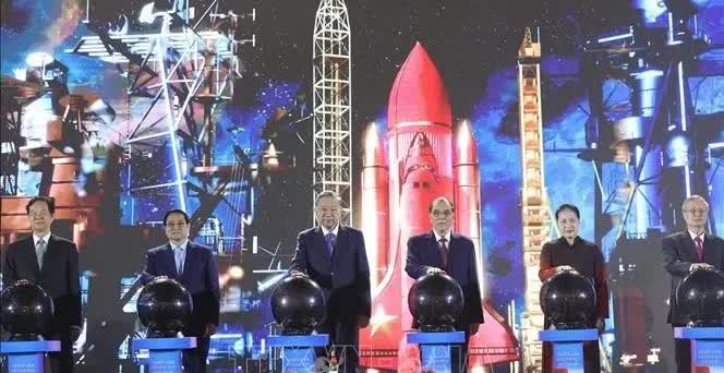 意欲何为！农德孟和阮晋勇最近频繁露面，这不，又跟苏林参加在河内举办的越南国家成就