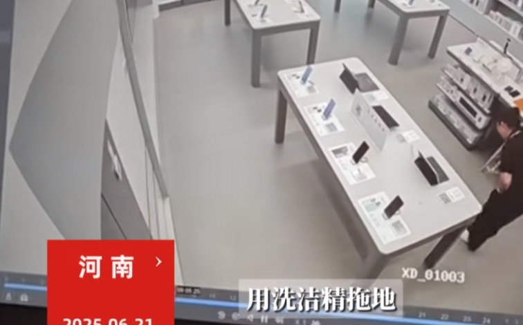 “人怎么能这么聪明！”6月21日，河南，一女子在手机店里上班，因为要拖地但地上太