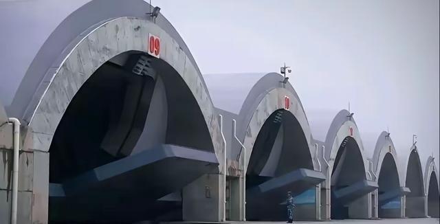 战斗机堡垒这是央视公开的我军的机堡，这种碉堡型机堡别说是FPV无人机，就算是一般