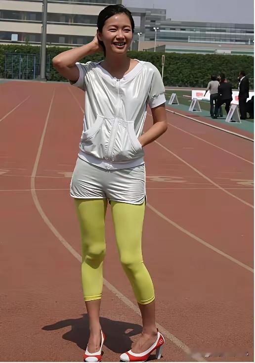 徐静蕾年轻的时候颜值比较一般，穿搭比较平常，感觉跟明星的气质差别有点大，原来明星