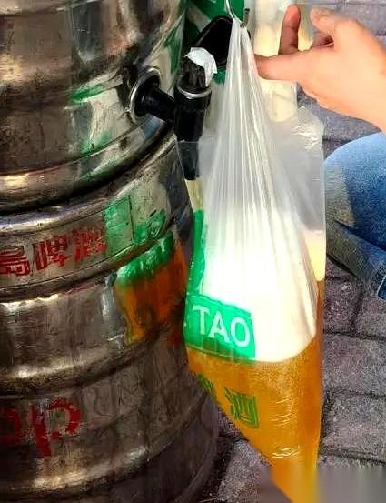 别再盯着青岛人那深不见底的酒量了。最近的一组物流动态，直接把青岛散啤的老底给交了