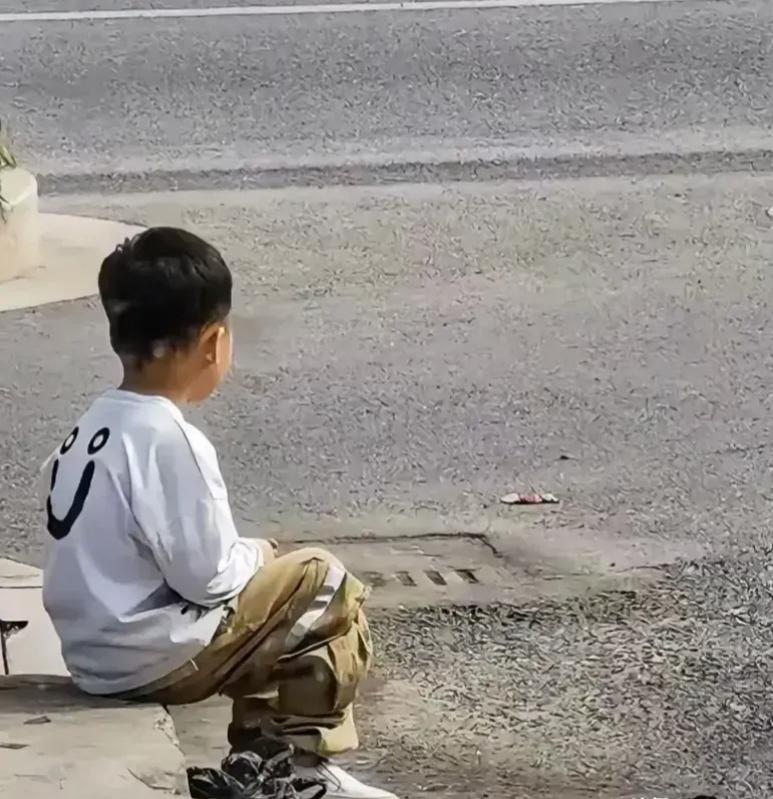 广西柳州一小男孩，爸爸在服刑，妈妈改嫁了，和大伯娘一起生活。谁曾想，这天早上，小
