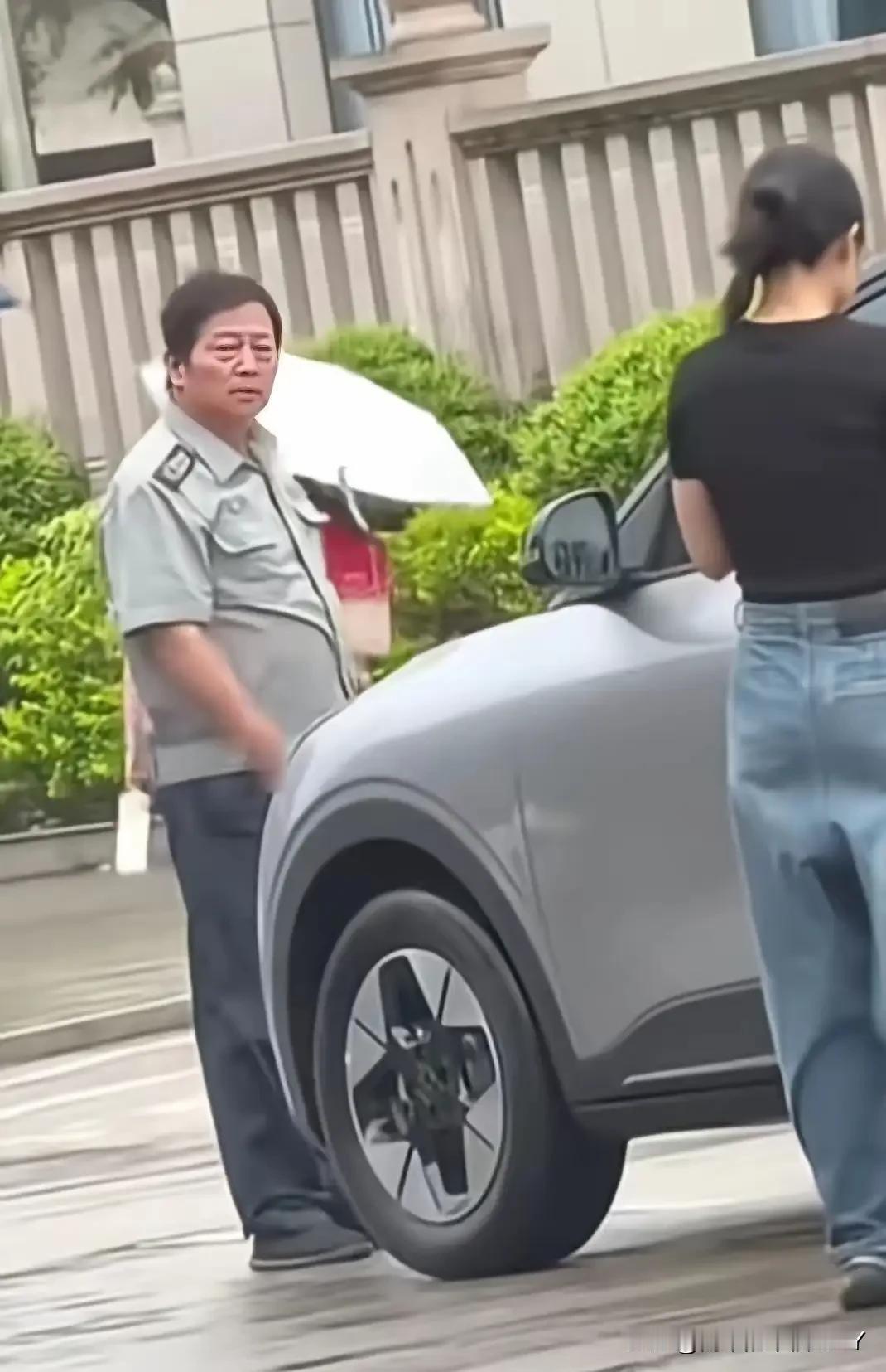 女司机踹保安反被扇耳光，最后的结局有三种可能。近日，女司机违规停车起冲突，