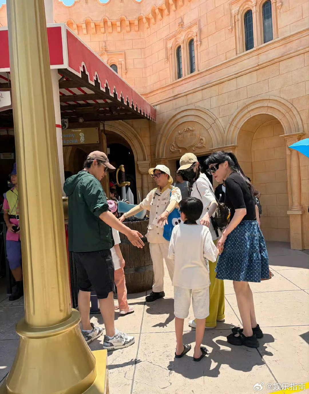 谁懂热搜看到唐嫣罗晋一家三口出游的救赎感，人在幸福的时候就是会销声匿迹