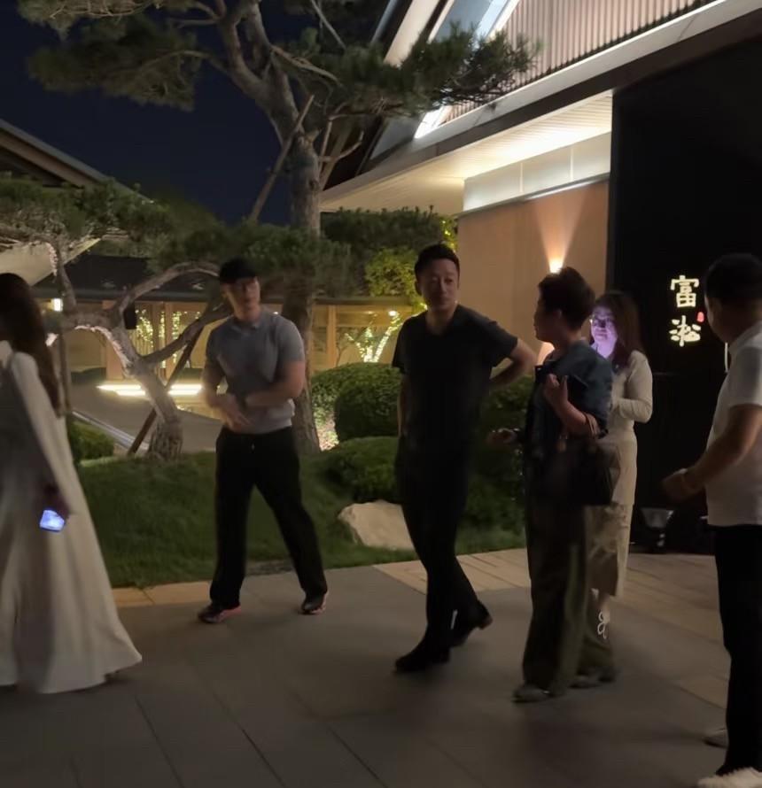汪小菲果然还是听从了马筱梅的想法！一大早就看见有网友在晒和汪小菲的合影，汪小菲