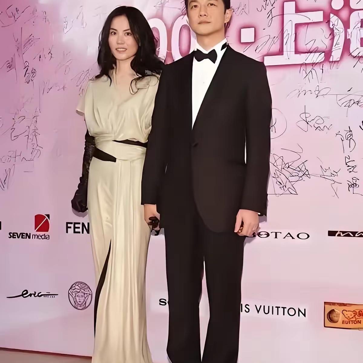 李亚鹏没跑，真在还。九月把雪山小镇六成股权转给国资，三亿八千万直接抵债，不是画