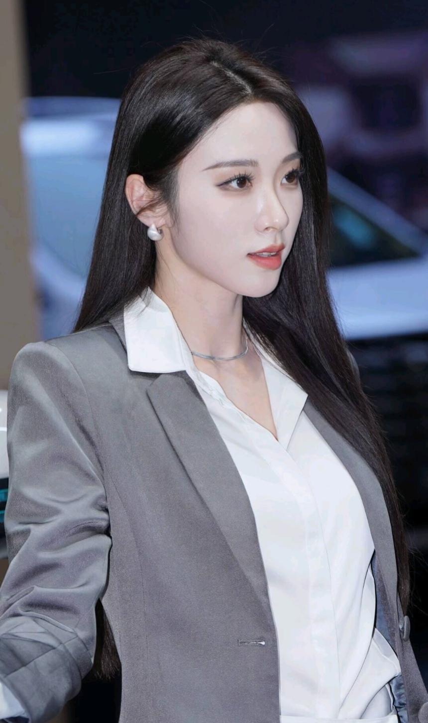 邓凌云被称为最美车模，那颜值和气质真是没话说。她站在车旁，瞬间就能让车都增色不少