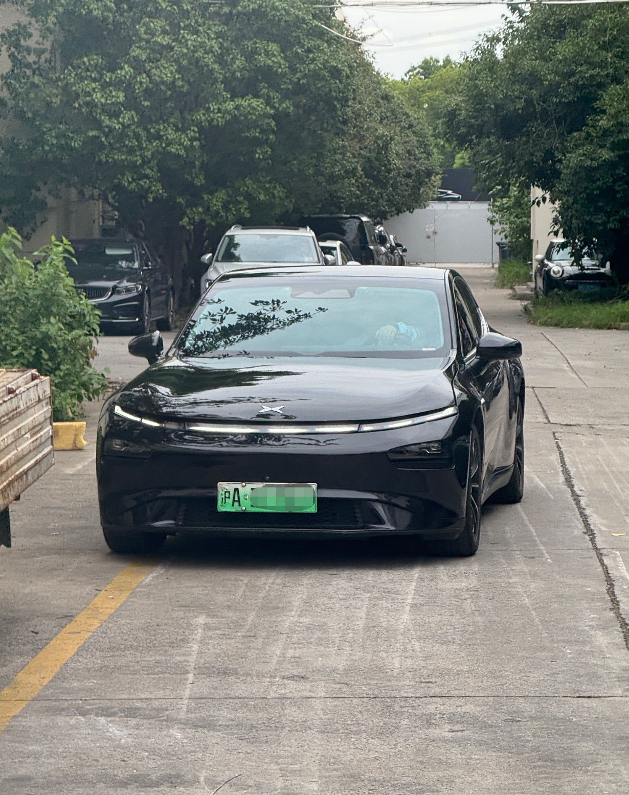 又打到了初恋情车，小鹏P7。远远看去，多低趴的姿态啊！这不是靠造型设计出来的低趴，是真的低。宁德时代